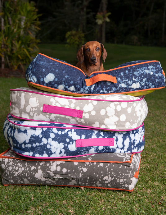 Cama manchas gris y naranjado