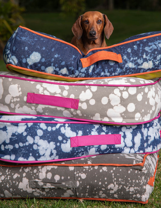 Cama manchas gris y naranjado