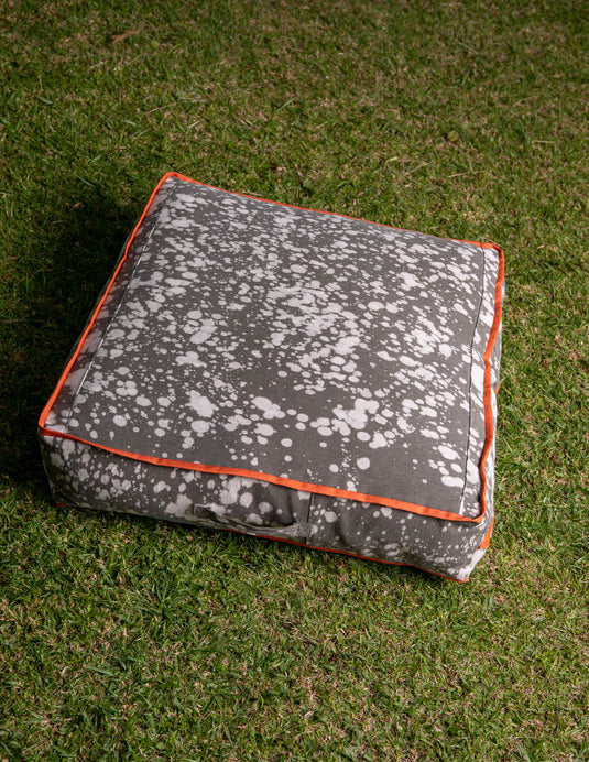 Cama manchas gris y naranjado